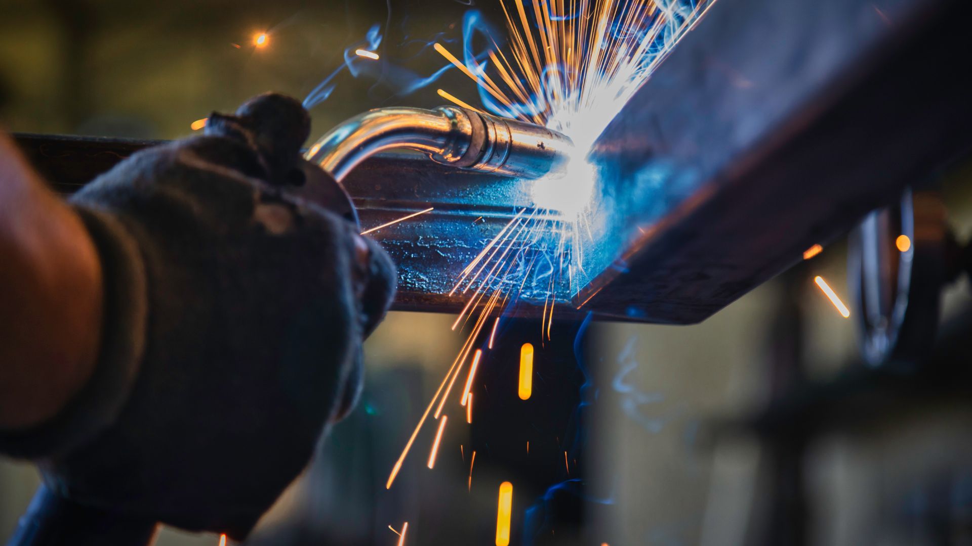 Le soudage est un procédé clé dans l'assemblage de pièces métalliques, utilisé dans une vaste gamme d'industries, de l'automobile à l'aéronautique en passant par la construction. L'épaisseur du matériau à souder est l'un des facteurs les plus critiques qui influencent la sélection de la technique de soudage appropriée. Cet article explore comment l'épaisseur du matériau impacte les différentes techniques de soudage, les défis associés et les meilleures pratiques pour chaque situation. 1. Comprendre l'importance de l'épaisseur du matériau L'épaisseur du matériau est déterminante dans le choix de la technique de soudage, car elle affecte directement la quantité de chaleur nécessaire pour créer une soudure solide et la manière dont cette chaleur est gérée. Les matériaux fins nécessitent une approche différente de celle des matériaux épais en raison des risques de surchauffe, de déformation, ou de pénétration insuffisante. Matériaux fins Les matériaux fins, généralement considérés comme ayant une épaisseur inférieure à 3 mm, sont sensibles à la surchauffe et à la distorsion pendant le soudage. Une gestion inadéquate de la chaleur peut entraîner des brûlures à travers le matériau, une distorsion due à la contraction inégale, ou une fusion excessive, compromettant ainsi l'intégrité structurelle de la pièce. Matériaux épais Les matériaux épais, de plus de 10 mm, nécessitent plus d'énergie pour atteindre la température de fusion et assurer une bonne pénétration. Si le processus de soudage ne parvient pas à fournir une chaleur suffisante, la soudure peut ne pas pénétrer complètement, entraînant des soudures faibles et potentiellement défaillantes sous contrainte. De plus, le soudage de matériaux épais peut créer des tensions résiduelles élevées, augmentant le risque de fissuration ou de délaminage. 2. Techniques de soudage pour matériaux fins Soudage TIG (Tungsten Inert Gas) Le soudage TIG est particulièrement bien adapté aux matériaux fins en raison de son contrôle précis de la chaleur et de sa capacité à produire des soudures propres et précises. Cette technique utilise une électrode en tungstène non consommable et un gaz inerte, généralement de l'argon, pour protéger la soudure de l'oxydation. Avantages : Précision : Le soudage TIG permet de contrôler finement l'apport de chaleur, réduisant ainsi les risques de brûlures et de distorsion. Qualité de la soudure : Cette technique produit des soudures nettes, avec peu ou pas de projections, ce qui est essentiel pour les matériaux fins. Meilleures pratiques : Réglage du courant : Utilisez un courant faible pour éviter de surchauffer le matériau. Un courant trop élevé pourrait percer le métal. Vitesse de soudage : Soudez à une vitesse modérée pour assurer une pénétration adéquate sans accumulation excessive de chaleur. Soudage MIG (Metal Inert Gas) Le soudage MIG est également adapté aux matériaux fins, bien qu'il soit généralement utilisé pour des pièces légèrement plus épaisses que celles soudées avec le TIG. Cette méthode utilise un fil-électrode consommable et un gaz inerte pour protéger la soudure. Avantages : Rapidité : Le soudage MIG est plus rapide que le TIG, ce qui peut être avantageux pour les applications nécessitant un volume de production élevé. Adaptabilité : Le MIG peut être utilisé pour souder différents matériaux fins, y compris l'acier doux, l'aluminium et l'acier inoxydable. Meilleures pratiques : Réglage de la tension et du débit de gaz : Assurez-vous que la tension et le débit de gaz sont correctement ajustés pour éviter les défauts de soudure, tels que la porosité ou le manque de fusion. Utilisation de techniques d'impulsion : Le soudage pulsé MIG peut être utilisé pour minimiser l'apport de chaleur et contrôler la pénétration, réduisant ainsi le risque de distorsion. Soudage par points Le soudage par points est couramment utilisé pour assembler des tôles fines, en particulier dans l'industrie automobile. Cette méthode utilise deux électrodes qui pincent le matériau à souder et appliquent un courant électrique pour générer la chaleur nécessaire à la fusion du métal entre les électrodes. Avantages : Simplicité : Le soudage par points est rapide et ne nécessite pas de consommables supplémentaires comme le gaz de protection. Résistance : Cette technique est efficace pour créer des soudures robustes sur des pièces minces, notamment lorsqu'une série de points de soudure est appliquée. Meilleures pratiques : Contrôle de la pression : Ajustez la pression des électrodes pour éviter d'écraser ou de percer le matériau. Contrôle du temps de soudage : Régulez le temps pendant lequel le courant est appliqué pour assurer une fusion adéquate sans surchauffe. 3. Techniques de soudage pour matériaux épais Soudage à l'arc submergé (SAW) Le soudage à l'arc submergé est une technique très efficace pour souder des matériaux épais. Ce procédé utilise une électrode en fil continu et une couverture de flux qui protège l'arc et le bain de fusion de la contamination atmosphérique. Le flux fondu forme une couche de scories qui protège la soudure en cours de refroidissement. Avantages : Haute efficacité : Le SAW permet une pénétration profonde et une vitesse de soudage élevée, ce qui le rend adapté aux matériaux épais. Qualité des soudures : Les soudures produites par SAW sont généralement robustes et exemptes de défauts superficiels, grâce à la protection efficace du flux. Meilleures pratiques : Préparation des bords : Pour des matériaux très épais, préparez les bords en les biseautant pour faciliter la pénétration complète de la soudure. Utilisation de passes multiples : Pour les soudures à grande épaisseur, utilisez des passes multiples pour assurer une pénétration complète et minimiser les tensions résiduelles. Soudage MIG/MAG avec plusieurs passes Le soudage MIG/MAG est également utilisé pour les matériaux épais, mais avec une approche différente par rapport aux matériaux fins. Dans ce contexte, la technique implique généralement l'utilisation de plusieurs passes pour remplir le joint et assurer une soudure solide. Avantages : Adaptabilité : Le soudage MIG/MAG peut être utilisé pour souder une grande variété de métaux épais, y compris les aciers alliés et non alliés. Flexibilité : Cette technique permet d'ajuster les paramètres en fonction de l'épaisseur du matériau, offrant ainsi une grande flexibilité dans le processus de soudage. Meilleures pratiques : Contrôle de la pénétration : Utilisez des paramètres de courant et de tension plus élevés pour assurer une pénétration adéquate sur les premières passes. Gestion des scories : Entre les passes, nettoyez les scories pour éviter les inclusions et garantir une bonne fusion des passes successives. Soudage à l'arc avec électrode enrobée (SMAW) Le soudage à l'arc avec électrode enrobée, bien qu'il soit une technique traditionnelle, reste une méthode viable pour souder des matériaux épais, en particulier dans les applications industrielles lourdes. Avantages : Robustesse : Le SMAW est capable de créer des soudures solides, même sur des matériaux très épais, avec une bonne résistance mécanique. Simplicité : Cette méthode ne nécessite pas de gaz de protection ni d'équipement complexe, ce qui la rend idéale pour des environnements de travail difficiles. Meilleures pratiques : Sélection de l'électrode : Choisissez une électrode adaptée à l'épaisseur et au type de matériau pour garantir une bonne pénétration et une fusion homogène. Contrôle de la chaleur : Ajustez le courant pour éviter une surchauffe excessive qui pourrait entraîner des fissures dans la soudure. 4. Autres considérations importantes Préparation des matériaux Indépendamment de l'épaisseur du matériau, une préparation adéquate des pièces à souder est essentielle. Pour les matériaux épais, cela peut inclure le chanfreinage des bords pour faciliter la pénétration de la soudure. Pour les matériaux fins, le nettoyage et l'ajustement précis des pièces sont cruciaux pour éviter les écarts et minimiser les risques de distorsion. Techniques de préchauffage et de post-soudage Pour les matériaux très épais, le préchauffage peut être nécessaire pour réduire les tensions thermiques et prévenir la fissuration. De même, des traitements thermiques post-soudage, tels que le recuit ou le traitement de détensionnement, peuvent être utilisés pour améliorer les propriétés mécaniques de la soudure. Sécurité et équipement de protection individuelle (EPI) Le soudage de matériaux de différentes épaisseurs peut nécessiter des ajustements dans l'équipement de protection individuelle (EPI). Par exemple, le soudage de matériaux épais peut générer plus de fumées et de projections, nécessitant une protection accrue pour l'opérateur. Conclusion L'épaisseur du matériau est un facteur crucial qui influence la sélection de la technique de soudage appropriée, les paramètres de soudage, et les pratiques à suivre pour obtenir des soudures de haute qualité. Que l'on travaille avec des matériaux fins, où le contrôle de la chaleur est essentiel, ou avec des matériaux épais, où la pénétration et la gestion des tensions sont des préoccupations majeures, il est essentiel d'adapter les techniques de soudage en conséquence. En suivant les meilleures pratiques décrites dans cet article, les soudeurs peuvent optimiser leurs procédés pour répondre aux exigences spécifiques de chaque application, garantissant ainsi des soudures robustes, durables et fiables, quelles que soient l'épaisseur et la nature des matériaux utilisés.
